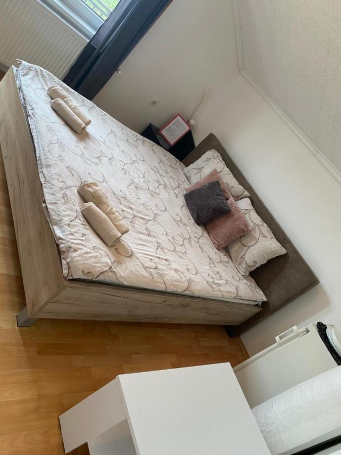 Apartmani Petra โนวีซาด ภายนอก รูปภาพ